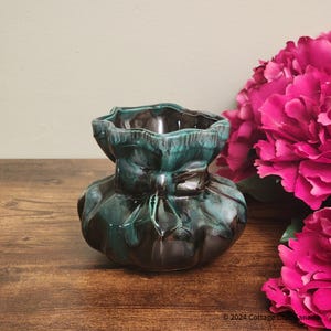 Jarrón de cerámica verde y marrón de mediados de siglo con bolsa de esmalte esmaltado, de Retro Studio Pottery