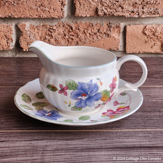 Mikasa Heirloom Floral & Butterfly Gravy Boat with Underplate – Vintage Stoneware, Cottage Shabby Chic Style