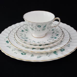 Royal Doulton Waverley 5 Pc Place Setting, Fine Bone China Dinnerware Tea Set