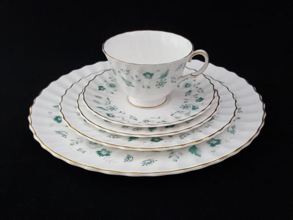 Royal Doulton Waverley 5 Pc Place Setting, Fine Bone China Dinnerware Tea Set