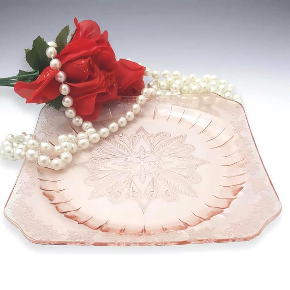 Jeannette “Adam” Pink Depression Glass Cake Plate – Art Deco USA, 1932–1934