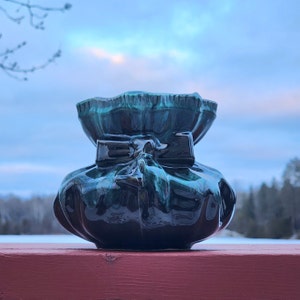Vintage Blue Mountain Pottery (BMP) Gebundene Beutelvase mit blaugrüner Tropfglasur, 1970er Jahre - Made in Canada