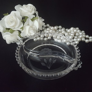 W.J. Hugos Cornflower Candlewick Runde Glas Relish Dish