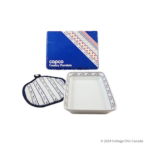 以下が含まれることがあります： 青と赤の花柄が施された白いセラミック製のベーキングディッシュ。ディッシュは、赤と白のストライプと「copco Country Porcelain」の文字が書かれた青いオリジナルボックスに入っています。