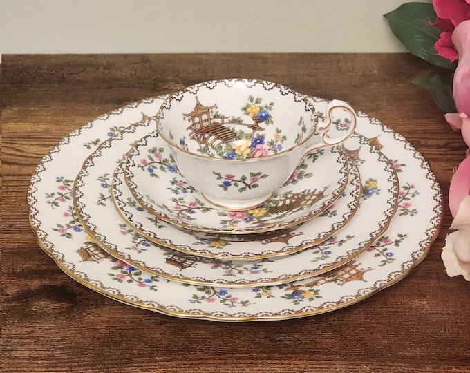 Aynsley Pagoda Scalloped Bone China 5 Pc Place Setting – Art Deco Period c. 1922, Reg. No. 694635