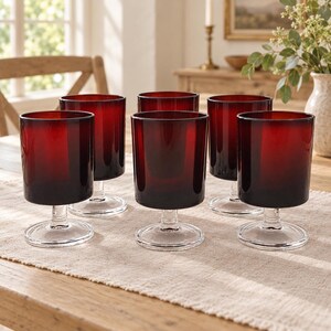 Peut inclure: Un ensemble de cinq verres à boire assortis dotés de bols cylindriques rouge foncé, de pieds en verre transparent et de bases circulaires. Chaque verre présente un design lisse aux parois droites, offrant une apparence uniforme pour le service.
