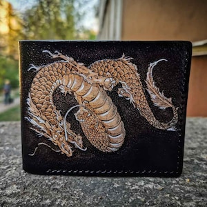 Leder Bifold Chinesische Drachenkette Brieftasche, personalisierte Herren kompakte Karte Geldbörse Geschenk für Ihn