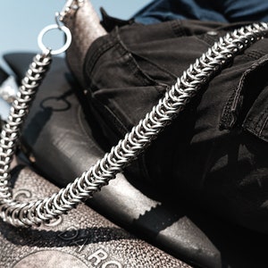 Cartera ucraniana hecha a mano con cadena grande de acero inoxidable y cadena de metal para motociclistas.