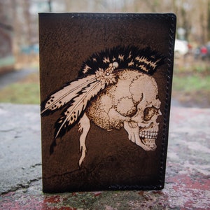 Cartera de pasaporte doble con calavera de cuero, soporte de pasaporte personalizado para motociclista indio grabado delgado, regalo de motocicleta para bicicleta, estuche para pase