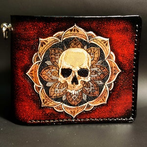 Cartera de piel con calavera gótica – Cartera plegable con cadena y diseño floral rojo – Regalo motero hecho a mano para ella – Cartera moderna para mujer