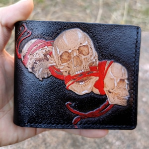 Cartera de cuero bifold con calavera, cartera de bicicleta con cadena de cuero para hombre, cartera gótica personalizada de tres monos, regalo de motociclista