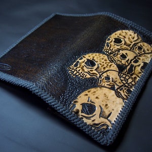 Cartera de cuero con cremallera y calaveras grabadas, cartera larga de motociclista hecha a mano, cartera gótica con cremallera, regalo para hombre con ranuras para tarjetas y monedas.