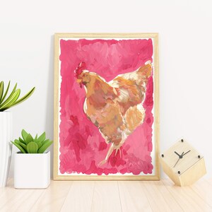 Puede incluir: Una pintura de una gallina marr&oacute;n sobre un fondo rosa. La gallina est&aacute; mirando hacia el lado izquierdo de la imagen y tiene las alas extendidas. La pintura est&aacute; enmarcada en un marco de madera claro.