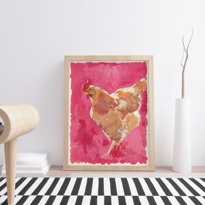 Puede incluir: Una pintura enmarcada de una gallina marr&oacute;n sobre un fondo rosa.