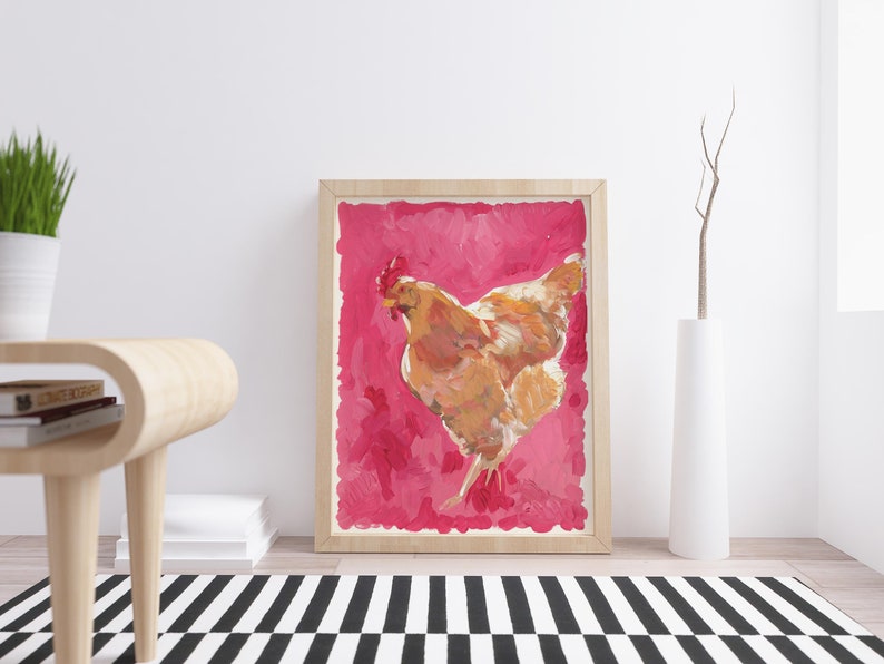 Puede incluir: Una pintura enmarcada de una gallina marr&oacute;n sobre un fondo rosa.