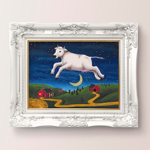 Può includere: Una mucca bianca con mammelle rosa vola nel cielo notturno con una luna crescente e stelle. La mucca vola sopra un campo verde con due fienili rossi e un sentiero giallo.