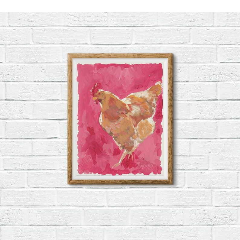 Puede incluir: Una pintura enmarcada de una gallina marr&oacute;n sobre un fondo rosa. La gallina est&aacute; mirando hacia la derecha y tiene la cabeza girada hacia la izquierda. La pintura est&aacute; en un marco de madera.