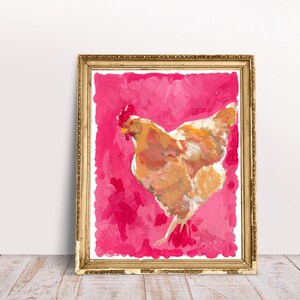 Puede incluir: Una pintura enmarcada de una gallina marr&oacute;n sobre un fondo rosa. La gallina est&aacute; mirando hacia el lado derecho del marco y tiene la cabeza girada hacia la izquierda. La pintura est&aacute; en un marco dorado.