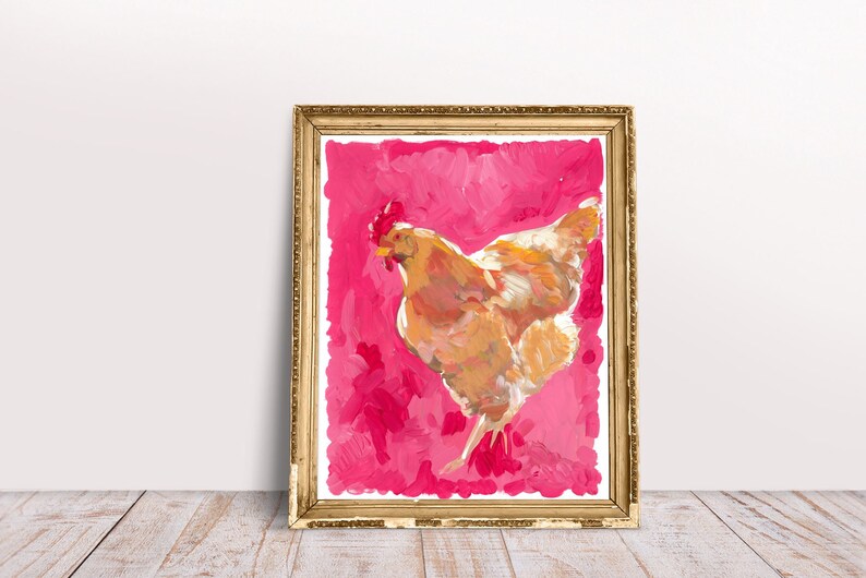 Puede incluir: Una pintura enmarcada de una gallina marr&oacute;n sobre un fondo rosa. La gallina est&aacute; mirando hacia el lado derecho del marco y tiene la cabeza girada hacia la izquierda. La pintura est&aacute; en un marco dorado.