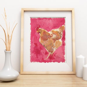 Puede incluir: Una pintura enmarcada de una gallina marr&oacute;n sobre un fondo rosa. La gallina est&aacute; mirando hacia la derecha y tiene la cabeza girada hacia la izquierda. La pintura est&aacute; en un marco de madera simple.