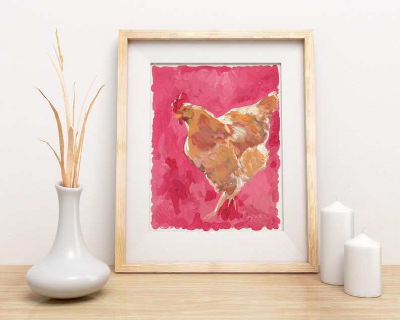 Puede incluir: Una pintura enmarcada de una gallina marr&oacute;n sobre un fondo rosa. La gallina est&aacute; mirando hacia la derecha y tiene la cabeza girada hacia la izquierda. La pintura est&aacute; en un marco de madera simple.
