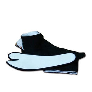 Peut inclure: Chaussettes tabi noires avec une semelle blanche et un design à bout fendu. Les chaussettes ont un intérieur blanc et un détail en tissu à motifs sur le dessus. Ces chaussettes japonaises traditionnelles sont conçues pour le confort et le style.