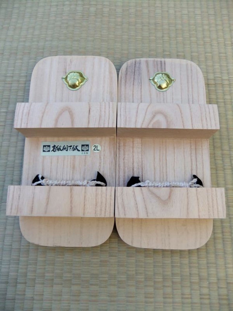 Japanese Wooden Sandals: Daikaku image 8