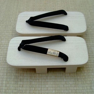 Japanese Wooden Sandals: Daikaku image 2