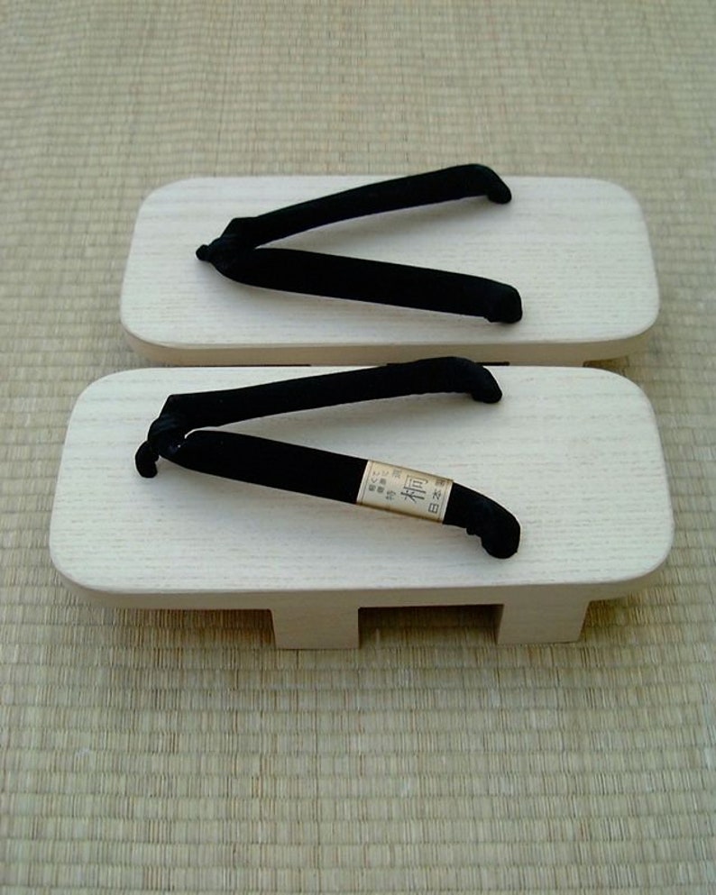 Japanese Wooden Sandals: Daikaku image 2