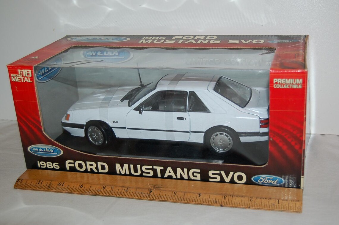 WELLY 1986 FORD Mustang SVO - Red 1/18 Scale Diecast with Stand Fox