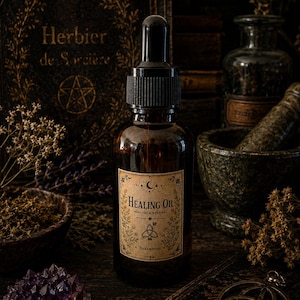 Può includere: Un flacone contagocce in vetro ambrato con tappo nero e un'etichetta beige con il testo Healing Oil, Healing & Renewal e Darkmnesia. L'etichetta presenta illustrazioni botaniche, una luna crescente e un simbolo triquetra in inchiostro nero.