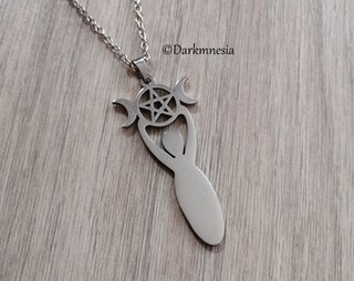 Collana VASSAGO Con Spada E Pentacolo – Tripla Luna Dea In Acciaio Inox, Gioielli Wicca Pagani Per Uomo E Donna