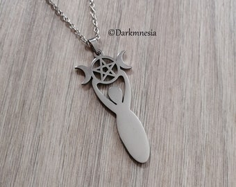 Collana VASSAGO Con Spada E Pentacolo – Tripla Luna Dea In Acciaio Inox, Gioielli Wicca Pagani Per Uomo E Donna