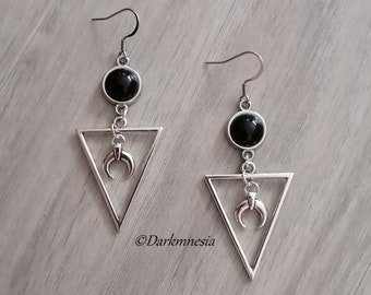 Boucles d'oreilles, onyx, noir, pierre, croissant de lune, triangle, élément, witchy, sorcière, wicca, païen, wiccan, ésotérique, gothique