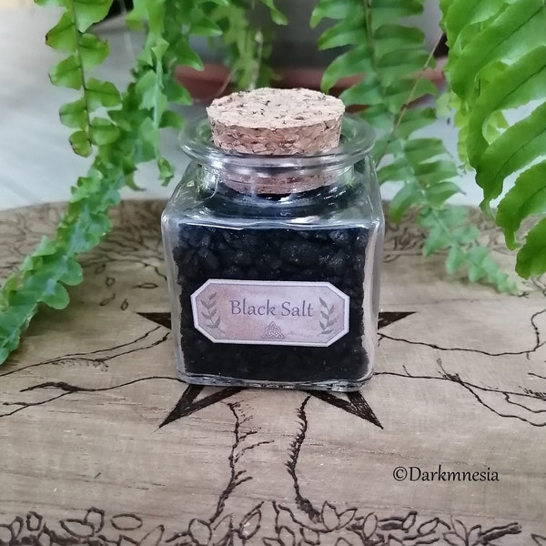 Sel noir, protection, maison, autel, wicca, wiccan, witchy, ésotérique, sorcellerie, sort, rituel, païen, herbes, bouclier