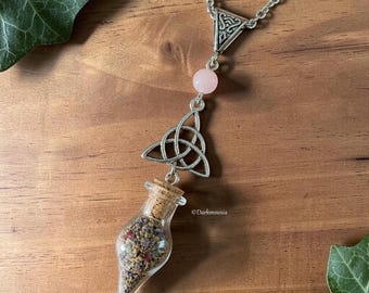 Kärleksflaska och rosenkvartshalsband • Triquetra • Häxtalisman • Växthäxkonst • Hedniska smycken • Wicca