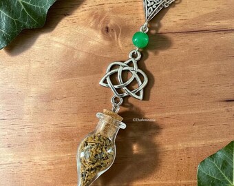 Lyckoflaska och grönt jadehalsband • Triquetra • Häxtalisman • Växthäxkonst • Hedniska smycken • Wicca