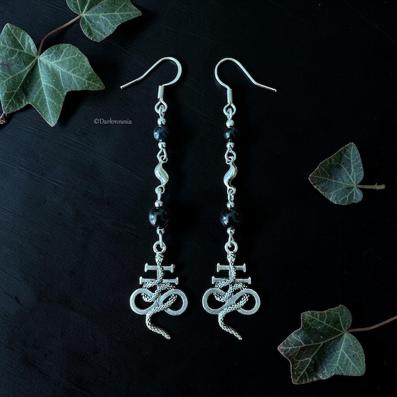 Boucles d’oreilles gothiques onyx noir symbole Léviathan serpent – bijou occult witchy, style dark ésotérique