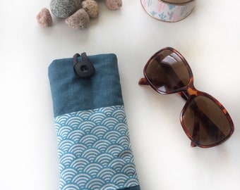 Waves green waterproof laminated cotton linen glasses case.