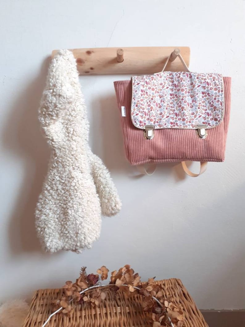 cartable maternelle personnalisé velours rose et motif fleurs image 1