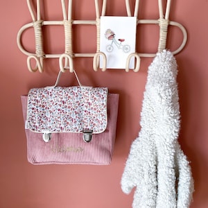 cartable maternelle personnalisé velours rose et motif fleurs image 5