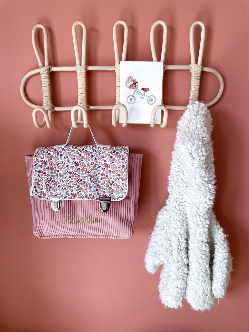 cartable maternelle personnalisé velours rose et motif fleurs image 5