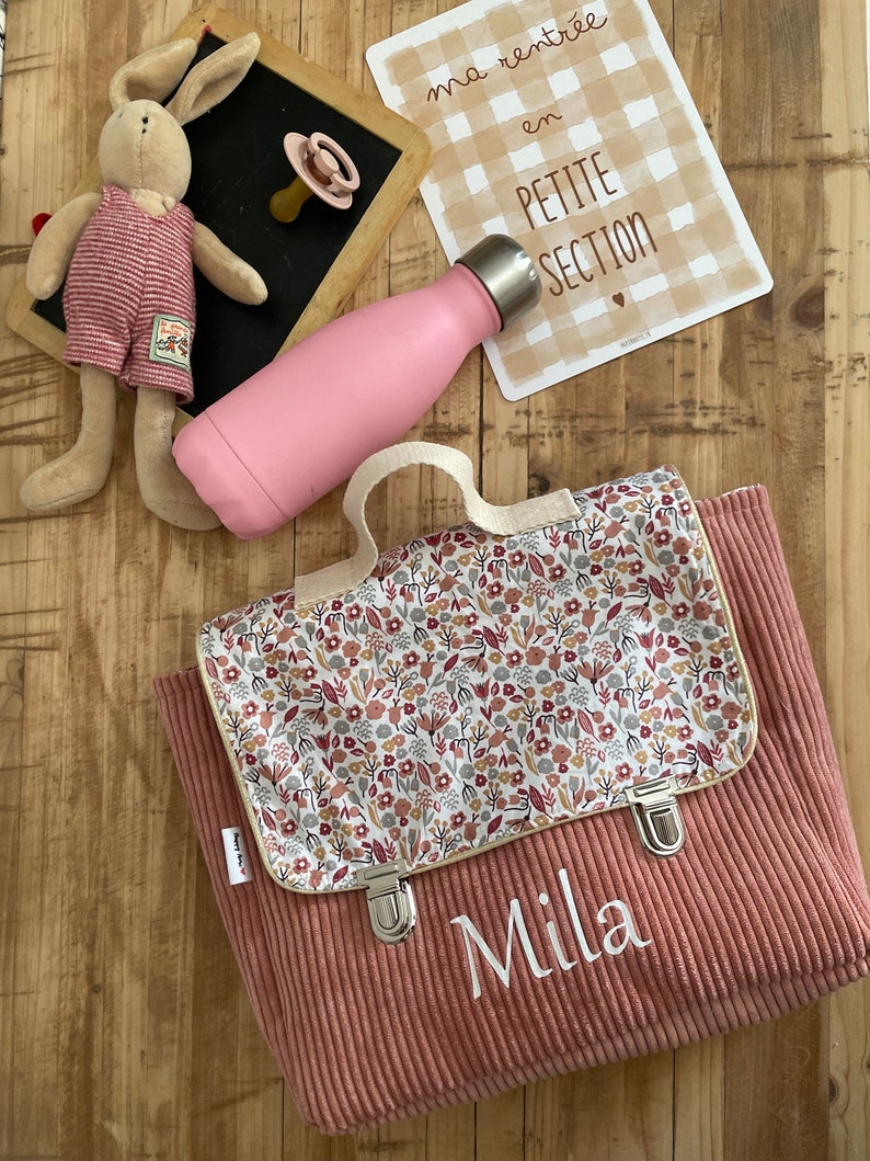 cartable maternelle personnalisé velours rose et motif fleurs image 3