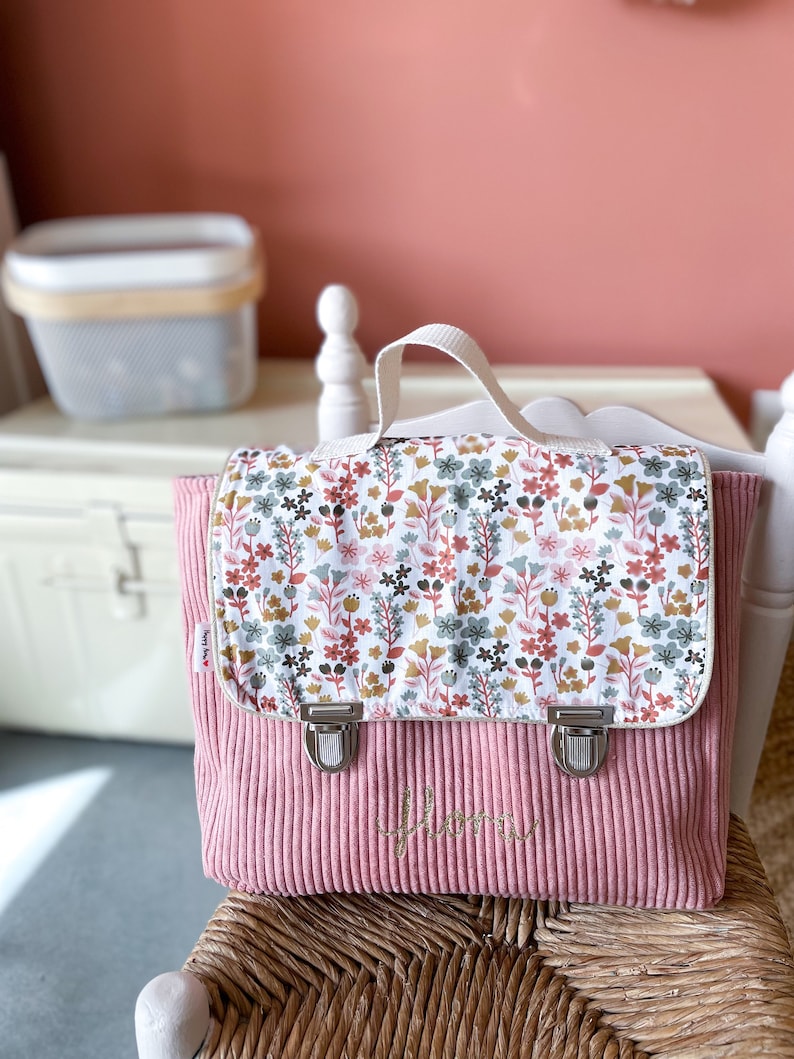cartable maternelle personnalisé velours rose et motif fleurs image 3