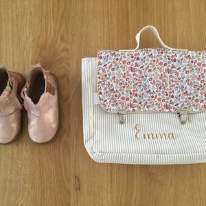 cartable maternelle personnalisé velours rose et motif fleurs image 4