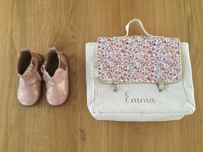 cartable maternelle personnalisé velours rose et motif fleurs image 4