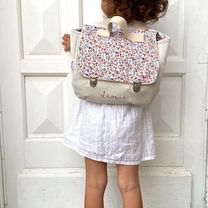 cartable maternelle personnalisé velours rose et motif fleurs image 2