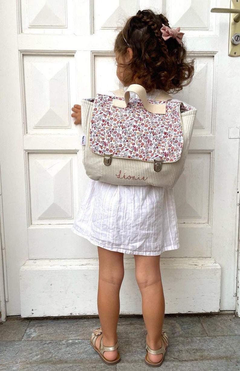 cartable maternelle personnalisé velours rose et motif fleurs image 2