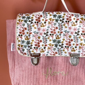 cartable maternelle personnalisé velours rose et motif fleurs image 2