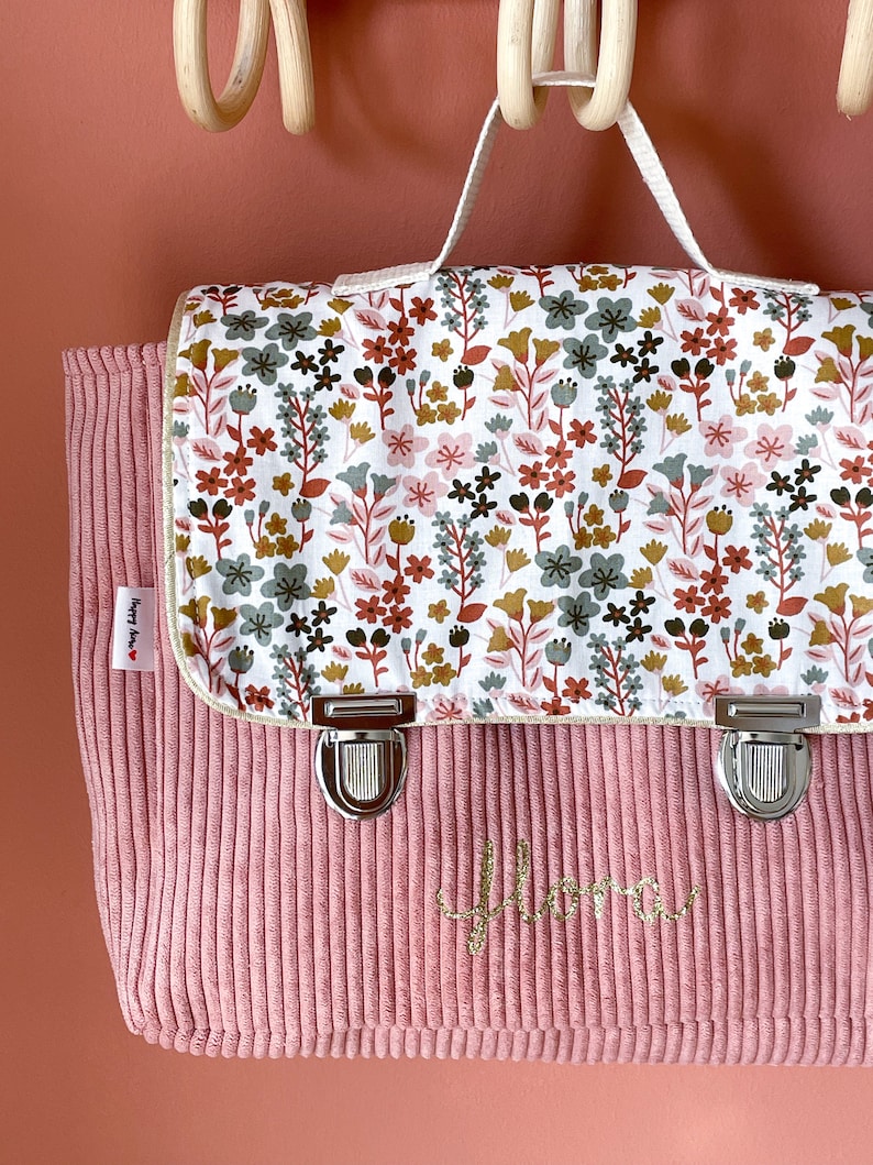 cartable maternelle personnalisé velours rose et motif fleurs image 2